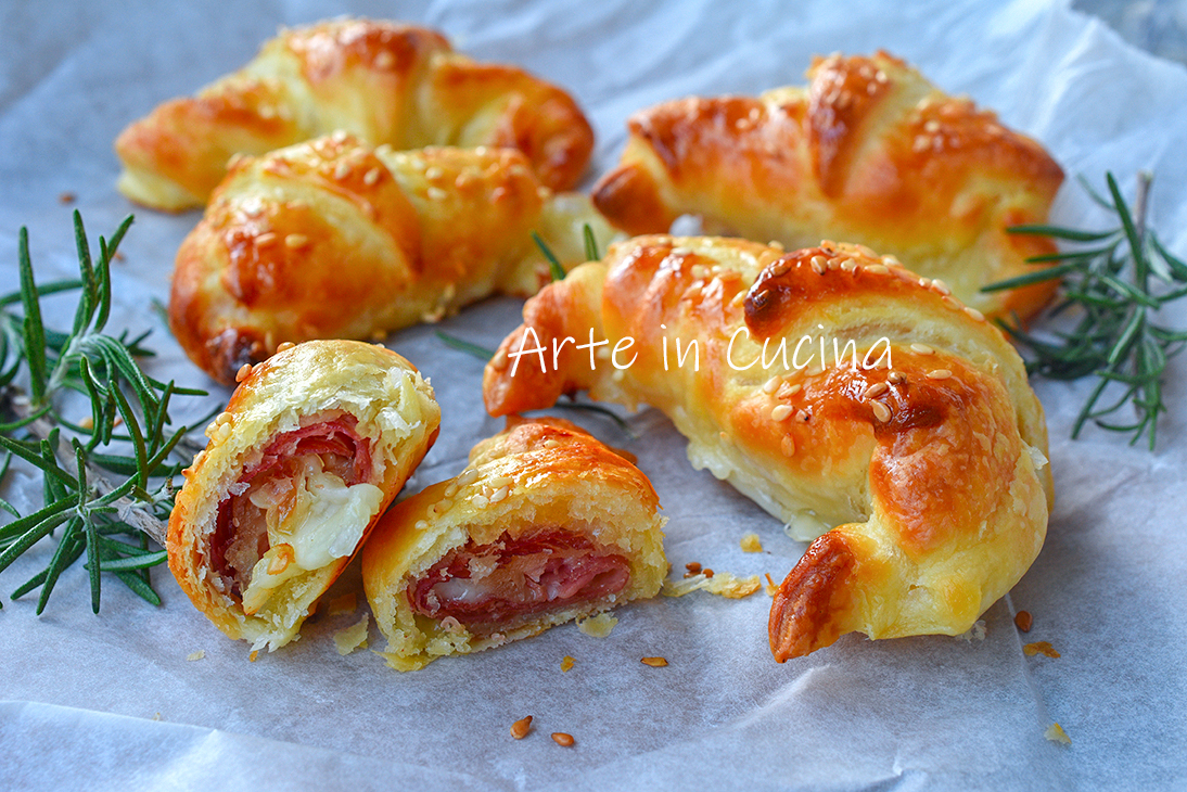 Schnelle Blätterteighörnchen mit Speck und Provola