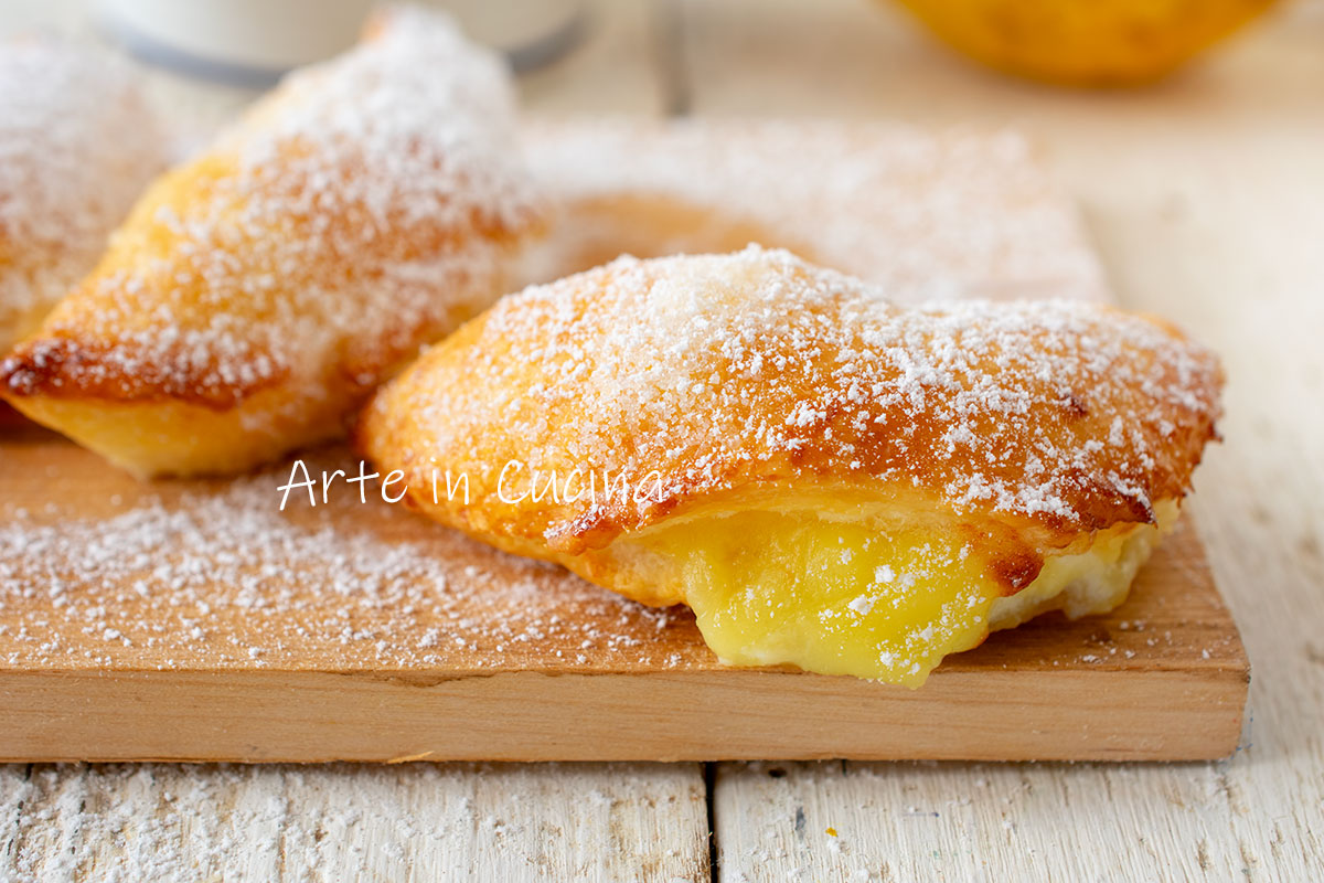 Blätterteig-Halbmonde mit Creme und Ricotta