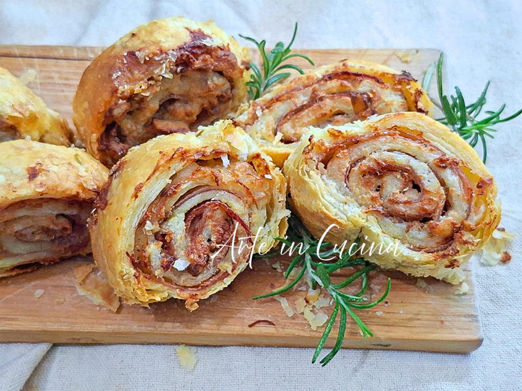 Blätterteig-Schnecken mit Gorgonzola und Speck