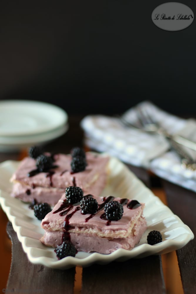 Blätterteigkuchen mit Frischkäsecreme und wilden Brombeeren