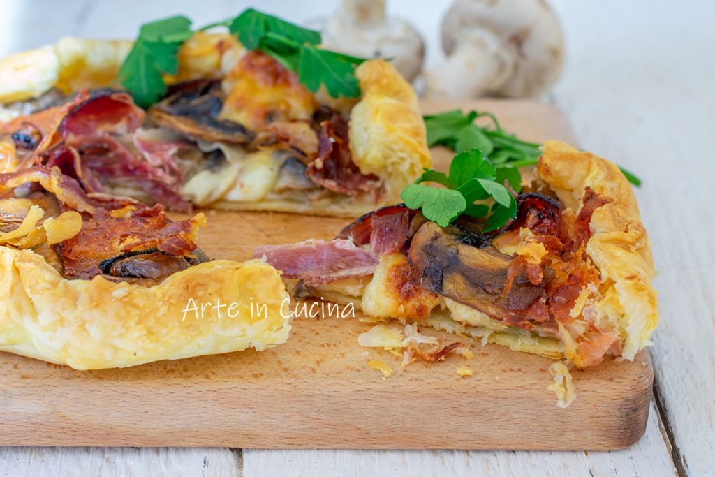 Blätterteigkuchen mit Pilzen und Speck