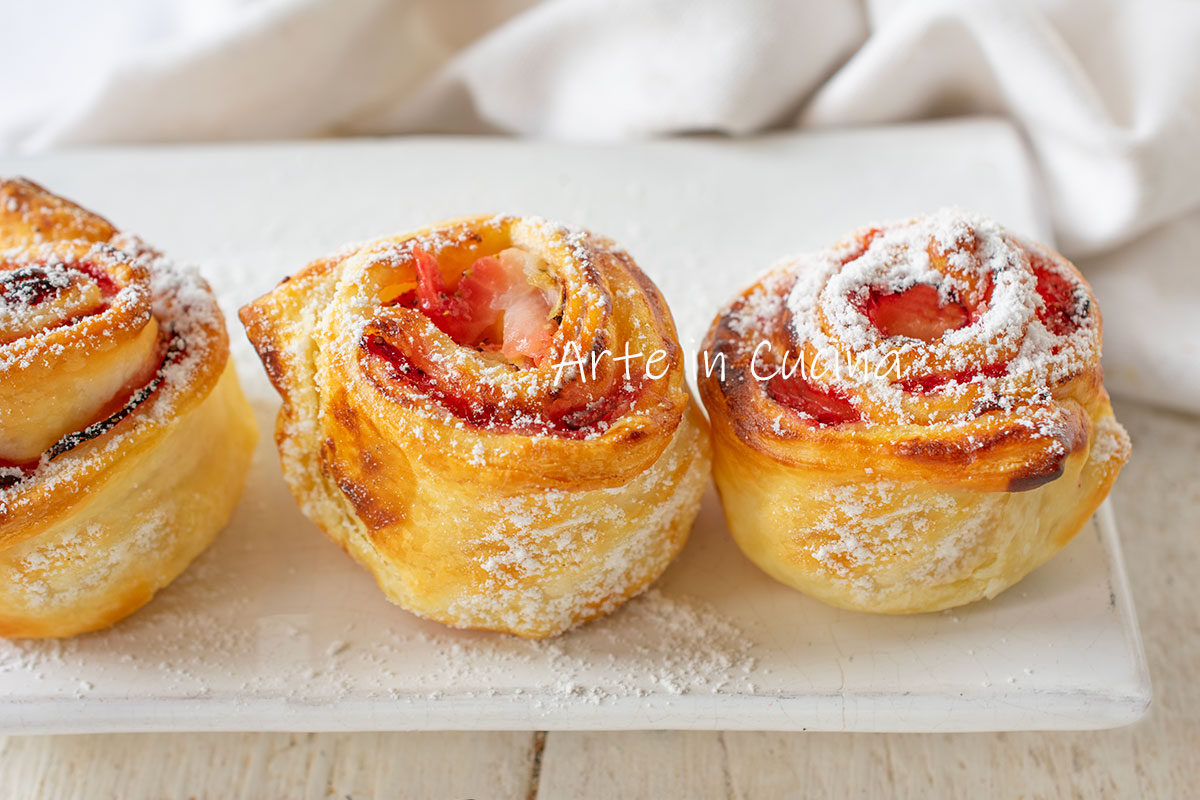 Blätterteigrosen mit Creme und Erdbeeren