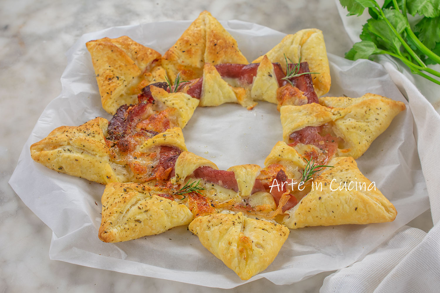 Blätterteigstern mit Speck und Provola