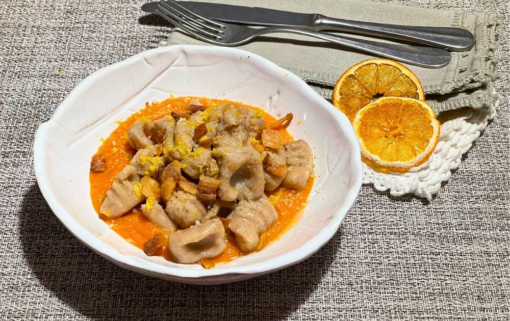 Bohnen-Gnocchetti auf Kürbiscreme und Speck