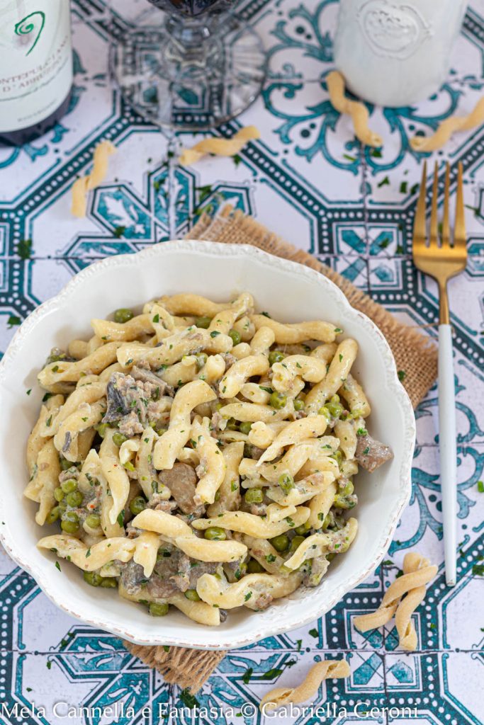 Weiße Boscaiola-Pasta mit Pilzen und Erbsen