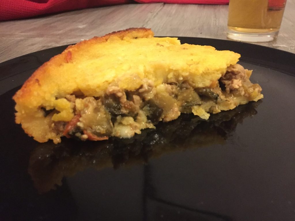 Bröselkuchen mit Wurst, Auberginen und Tomaten