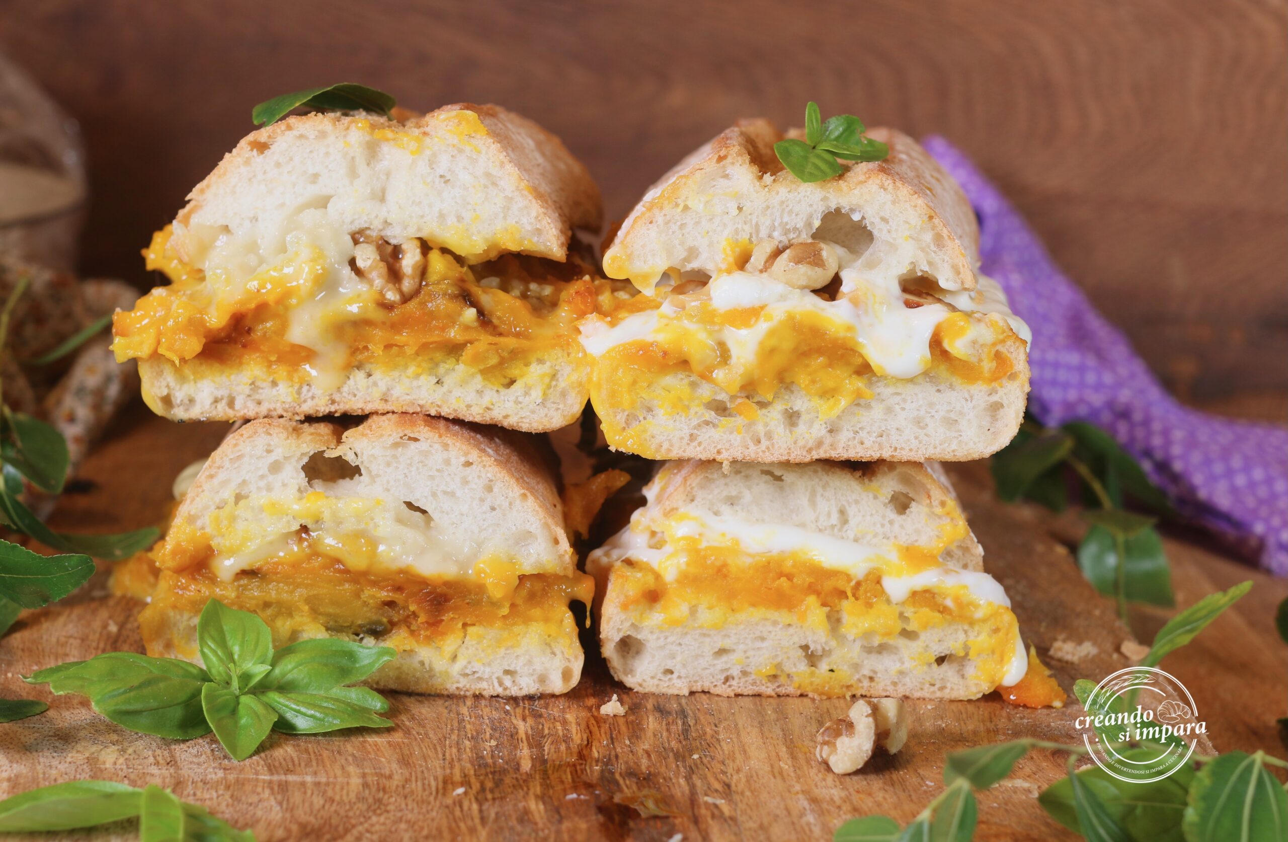 Brötchen mit Kürbis und Frischkäse