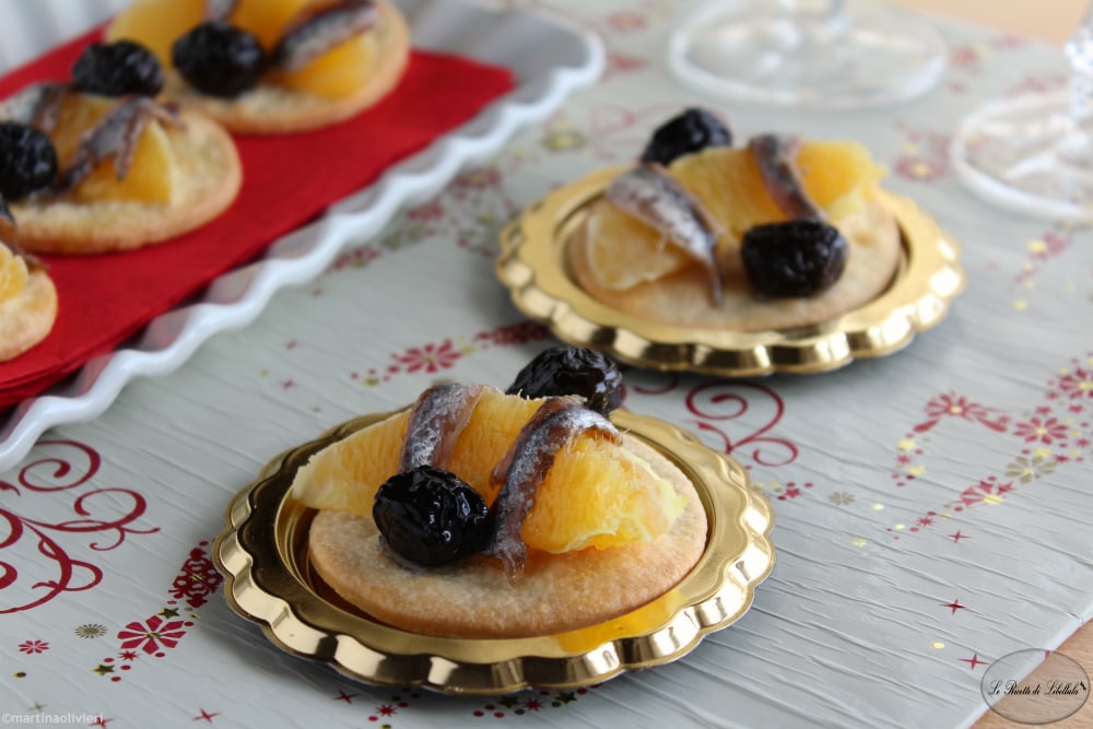 Brötchen mit Orange und Oliven