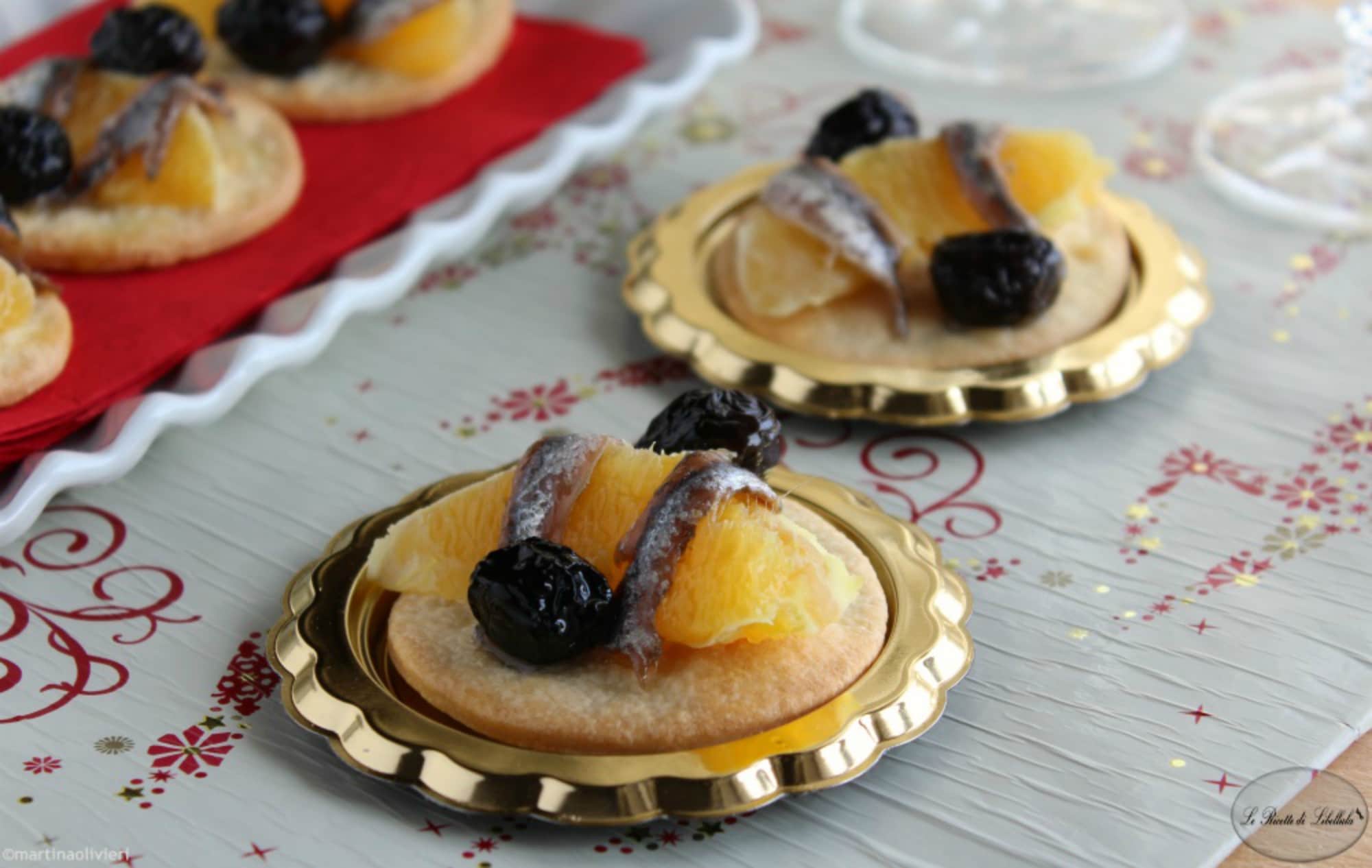 Brötchen mit Orange und Oliven
