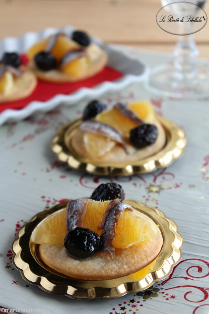 Brötchen mit Orange und Oliven