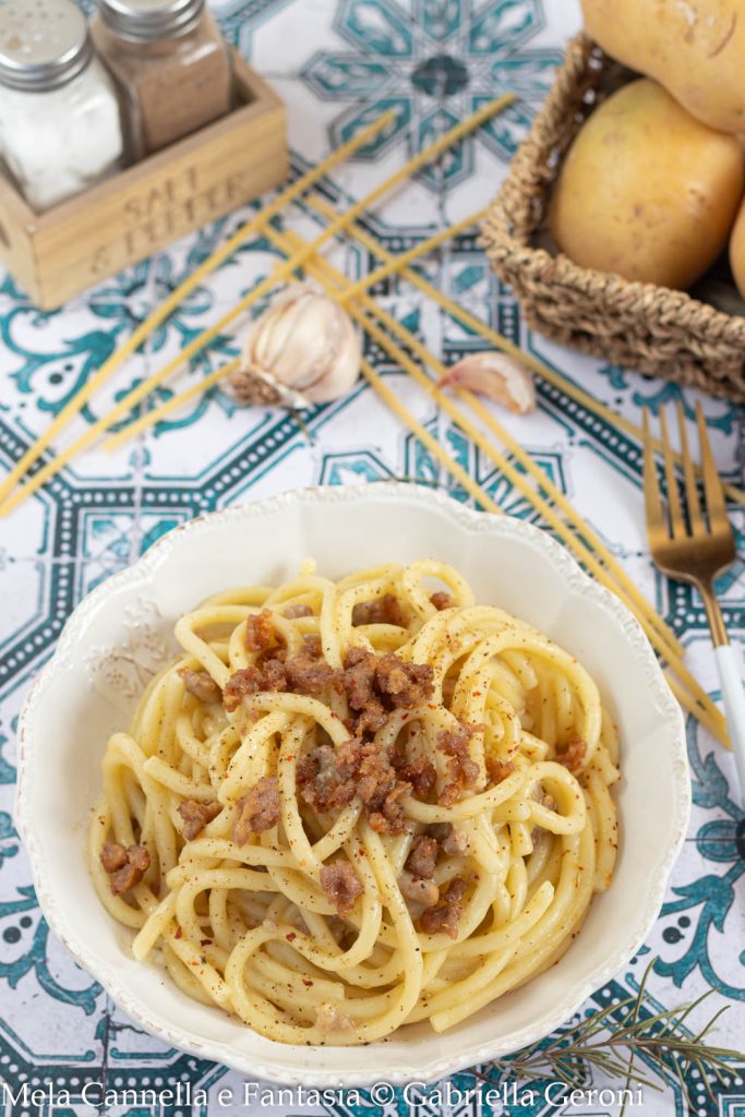 Bucatini mit Kartoffelcreme und Wurst