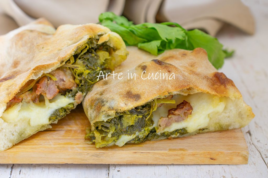 Calzone mit Wurst und neapolitanischen Friarielli