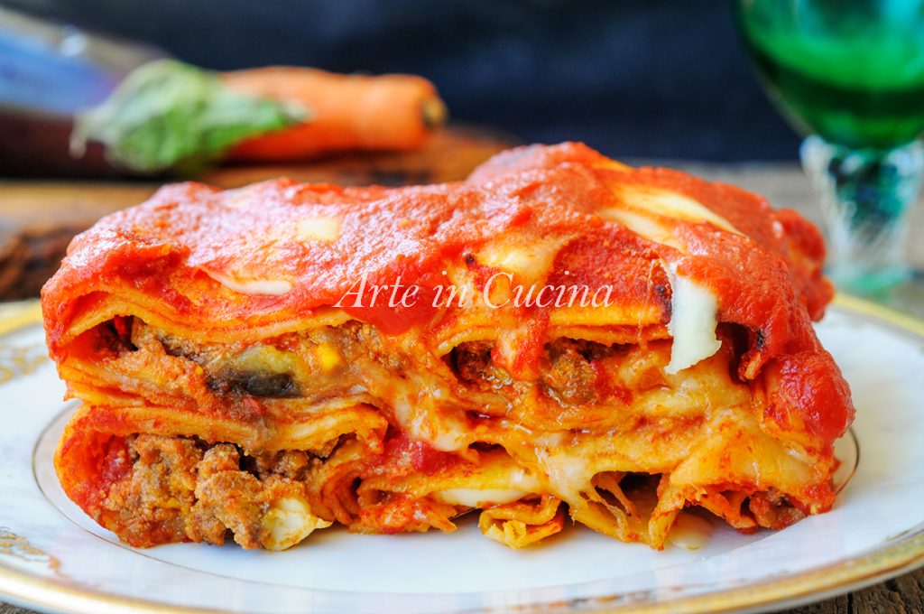 Cannoli aus Lasagne mit Fleisch und Auberginen einfach und schnell