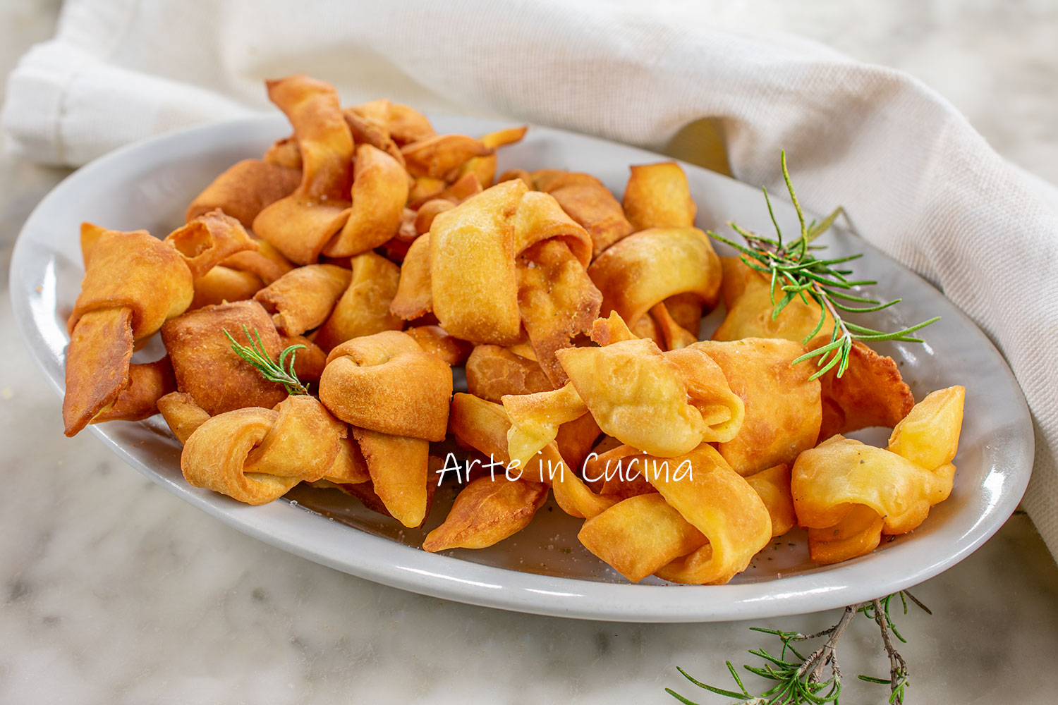 Gesalzene Knoten-Chiacchiere mit Parmesan