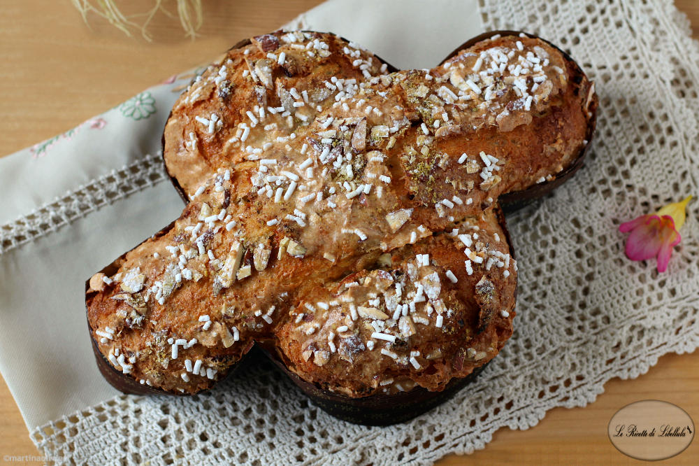 Colomba mit Sauerteig, roten Früchten und Rosinen