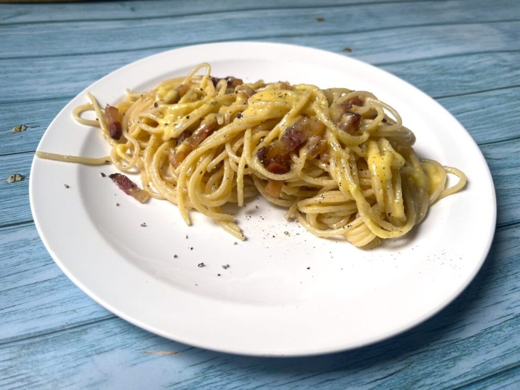 cremige Spaghetti Carbonara mit knusprigem Guanciale