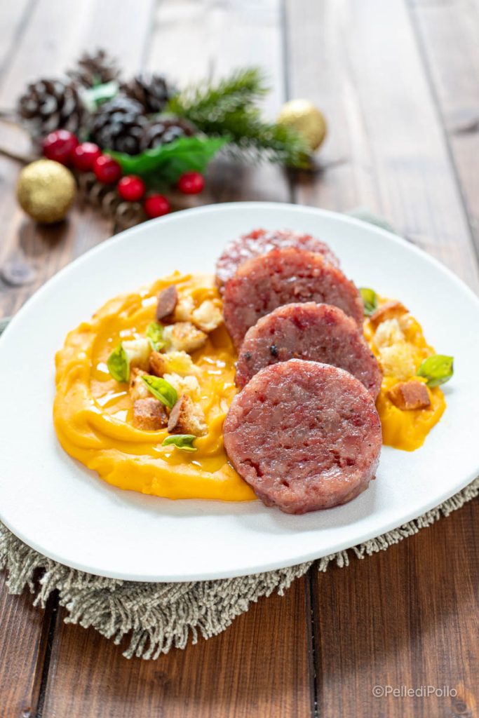 Kürbiscreme mit Cotechino und Croûtons