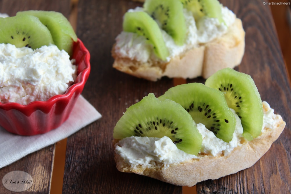 Käse-Kiwi-Crostini