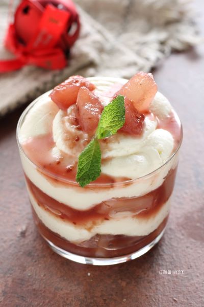 Dessert zusammensetzen und mit Minzeblättern servieren