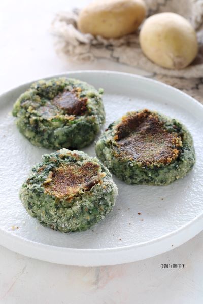 Die Bällchen in der Pfanne von beiden Seiten braten und servieren