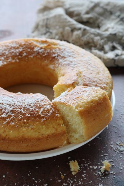 die oberfläche mit kokosraspeln bestreuen und servieren