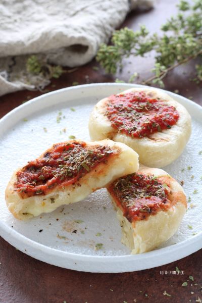 Die Pizzaiola-Brötchen noch heiß servieren