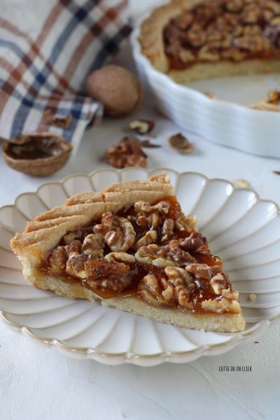 Die Tarte aus dem Ofen nehmen und nach dem Abkühlen servieren