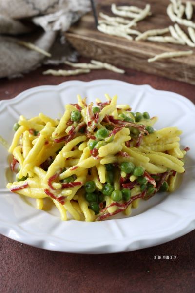 eine prise pfeffer auf die pasta geben und servieren