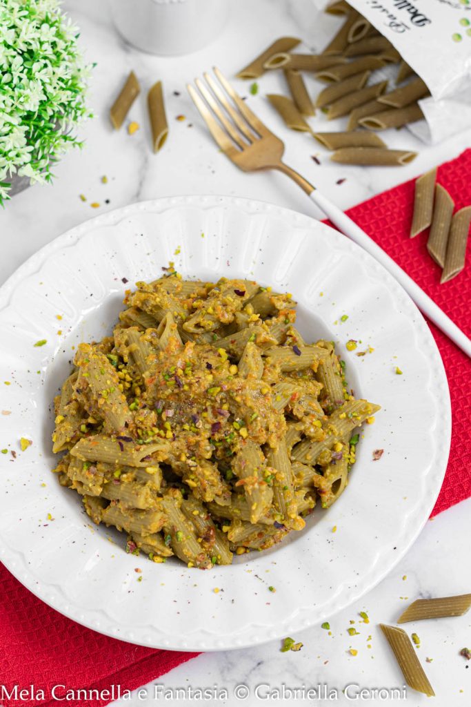 Erbsennudeln mit gerösteter Paprika-Creme