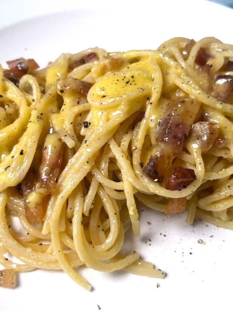 cremige Spaghetti Carbonara mit knusprigem Guanciale