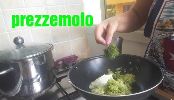 Cremige Fusilli mit Zucchini und Lachs
