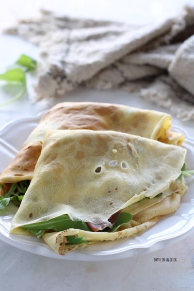 Falten Sie die Crepes ein paar Mal zur Hälfte und fügen Sie einen Esslöffel Squacquerone hinzu