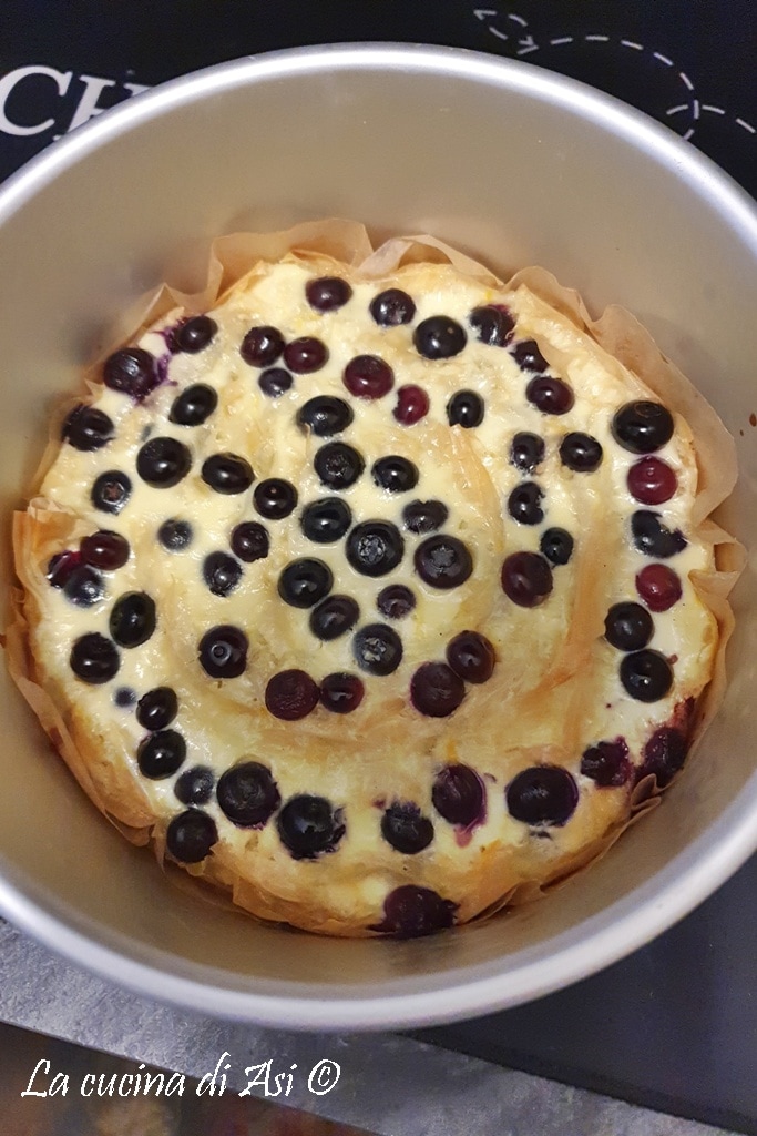 fast fertige griechische Soufra mit Heidelbeeren