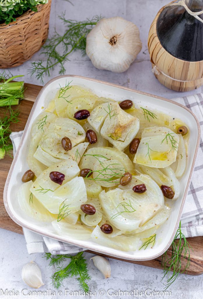 Fenchel in der Pfanne mit Taggiasca-Oliven