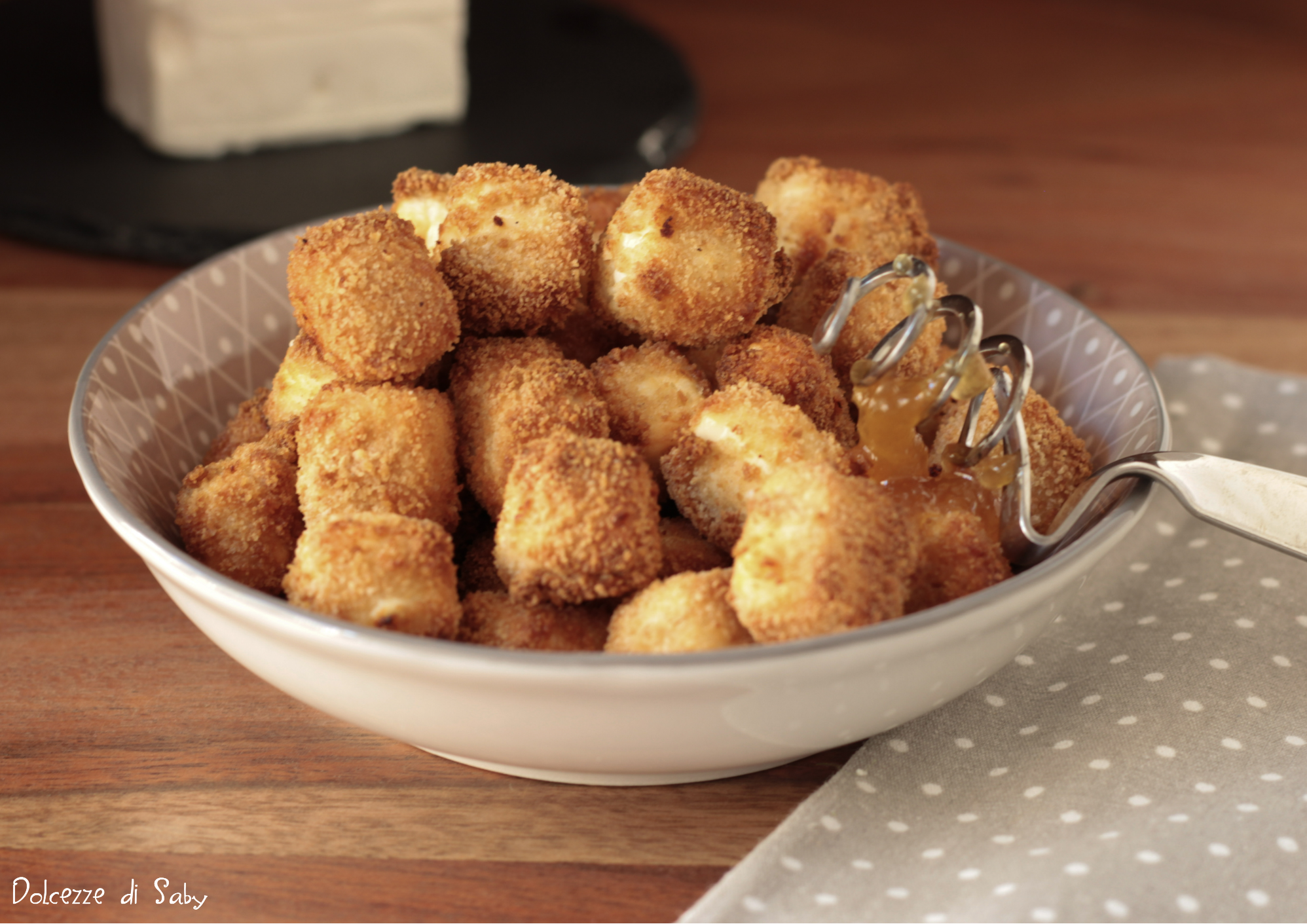 Würfel aus Feta mit Honig