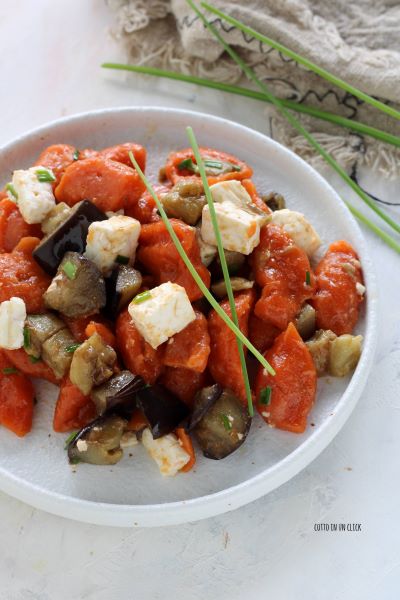 Feta in Würfel schneiden, mischen und servieren