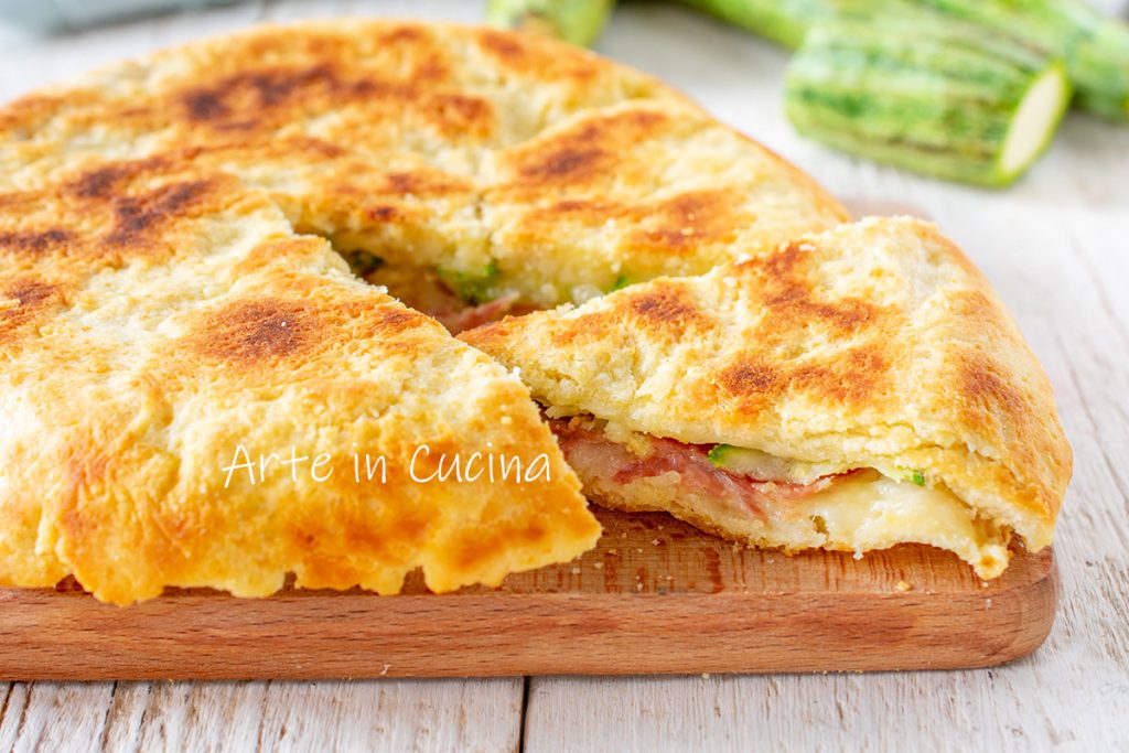 Fladenbrot mit Salami und Zucchini