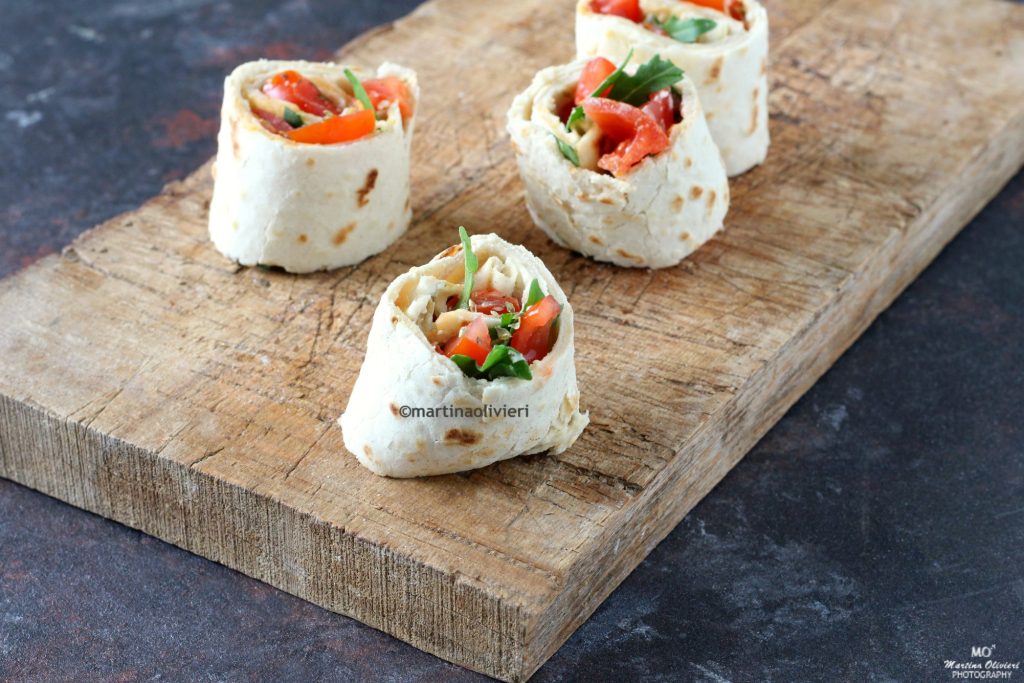 Fladenbrotrolle mit Tomate und Rucola