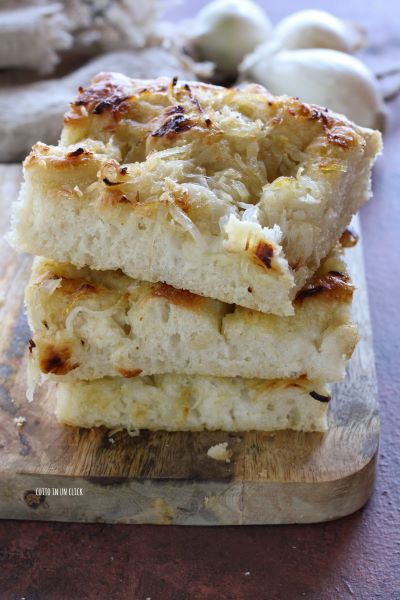 Focaccia aus dem Ofen nehmen, abkühlen lassen und in Quadrate schneiden