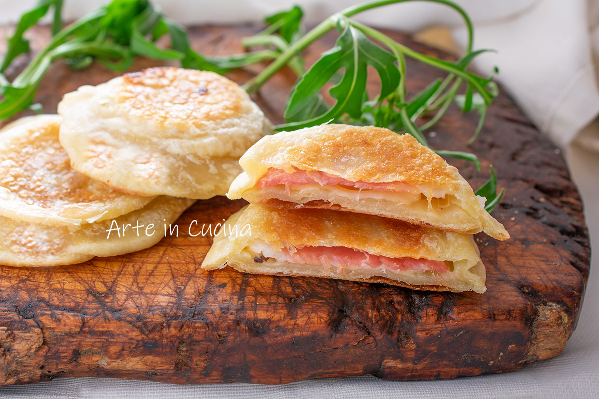 Gefüllte Fladenbrote mit Speck und Provola
