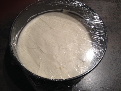 Cheesecake in Frischhaltefolie eingewickelt