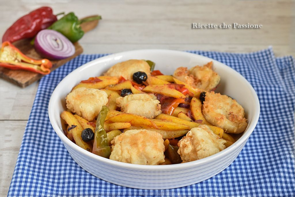 frittierter Stockfisch mit Paprika und Kartoffeln auf kalabrische Art