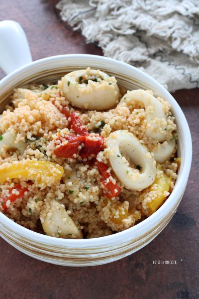 füge die Paprika hinzu, würze mit Öl, mische und serviere