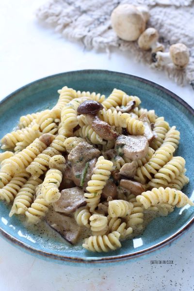 fügt noch etwas Pfeffer hinzu und serviert