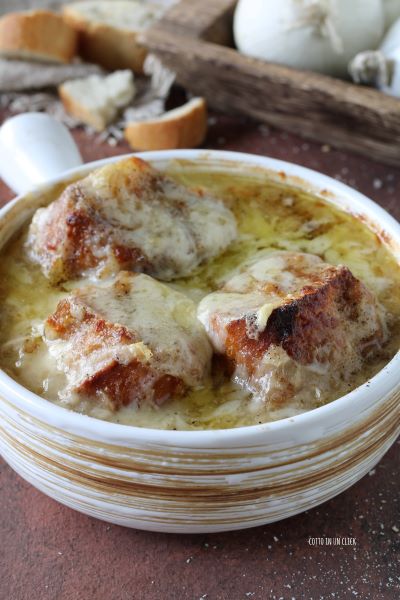 Füllen Sie die Cocottes mit geröstetem Brot, geriebenem Gruyère und der Suppe und backen Sie im Ofen