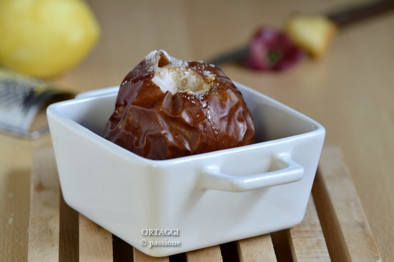 ganzer und geschälter gebackener Apfel