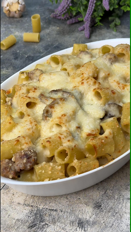 gebackene Pasta mit Pilzen und Wurst