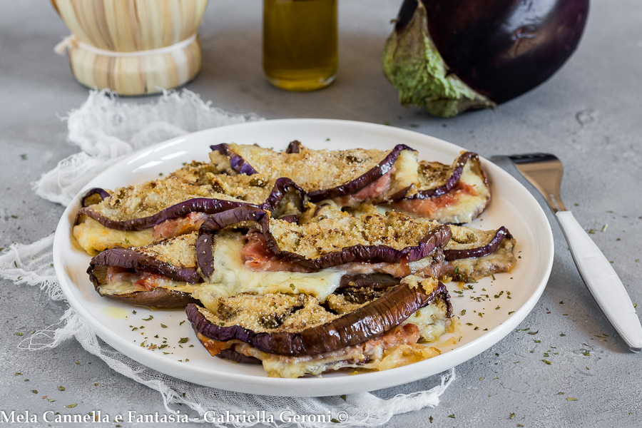 Gefüllte Auberginen mit Mozzarella und gekochtem Schinken