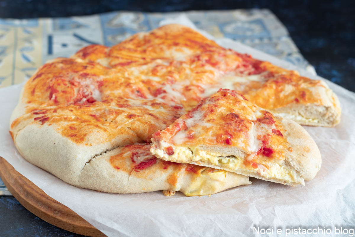 Gefüllte Pizza mit Ricotta und Schinken