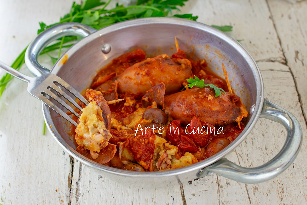 Gefüllte Tintenfische mit Tomaten in der Pfanne
